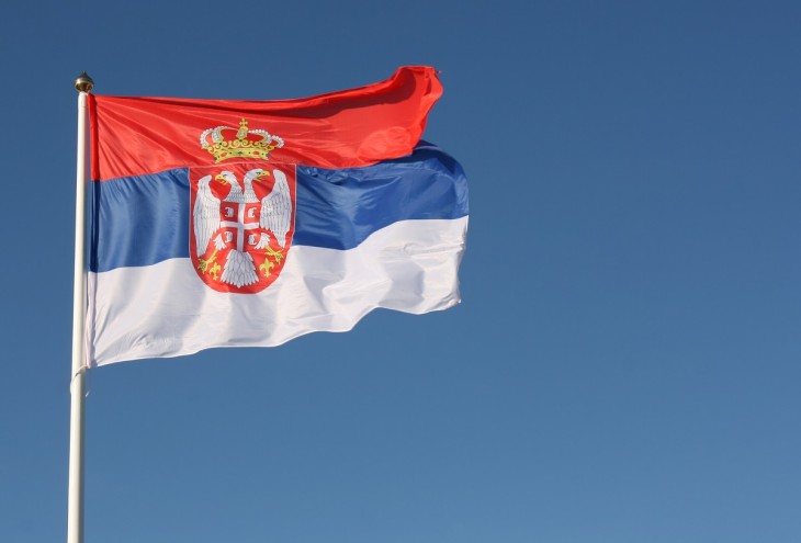 Szerb zászló. Fotó: Depositphotos