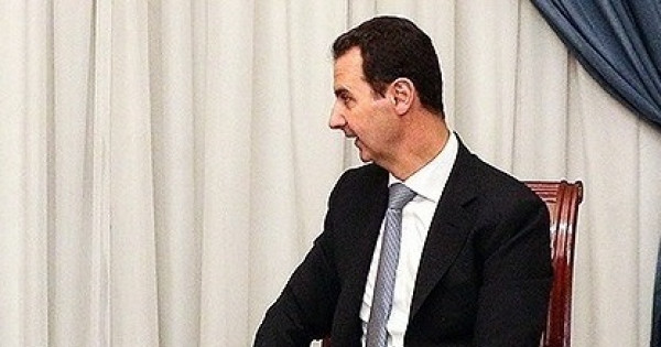 Bassár el-Aszad szíriai elnök  rácsodálkozik a valóságra