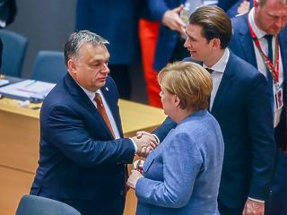 A nap képe: kancellárokkal pacsizott Orbán Viktor