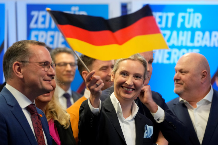 Alice Weidel, az AfD kancellárjelöltje ünnepel a párt berlini székházában