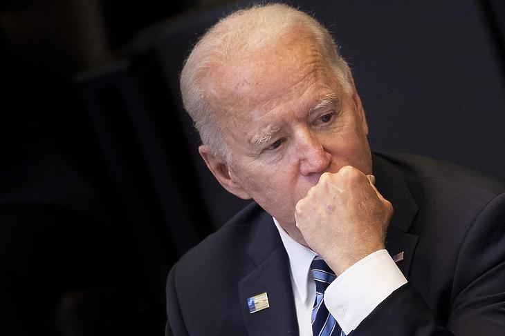 A gondterhelt Joe Biden. Illusztráció. (Fotó: MTI/AP/Pool/Brendan Smialowski)