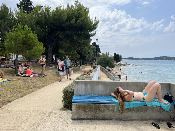 A mediterrán vidékre jellemző fák árnyéka nyújtott némi menedéket a kánikulában