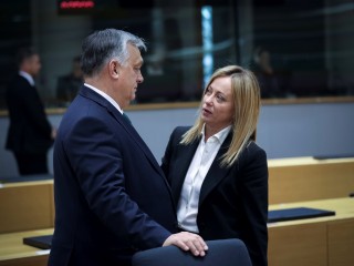 Orbán Viktor és Giorgia Meloni a brüsszeli EU-csúcson.