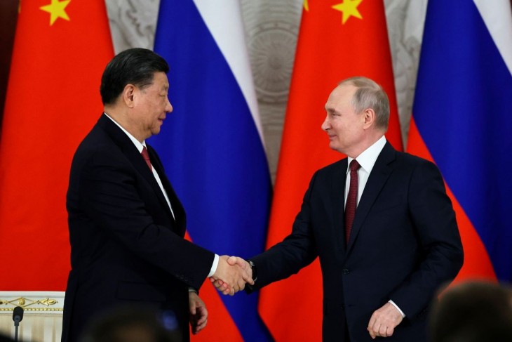 Hszi Csin-ping kínai államfő és Vlagyimir Putyin orosz elnök kezet fog az országaik közötti átfogó partnerség és stratégiai együttműködés továbbfejlesztéséről szóló dokumentumok aláírási ünnepsége után a moszkvai Nagy Kreml-palotában 2023. március 21-én. Hszi Csin-ping előző nap érkezett háromnapos állami látogatásra Oroszországba. MTI/AP/Kreml