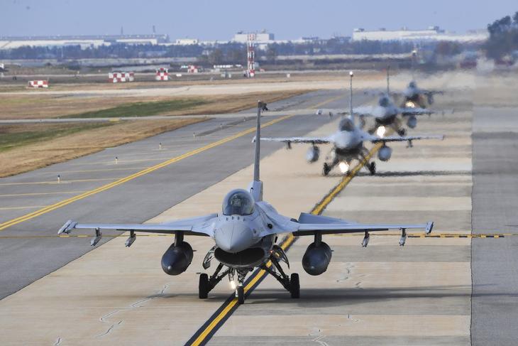 F-16-os gépek gurulnak egy dél-koreai légi bázison. A hasukon látható légbeömlőjük miatt sem alkalmasak arra, hogy félig szétlőtt vagy ideiglenes bázisokról induljanak útra. Fotó: EPA/REPUBLIC OF KOREA AIR FORCE 