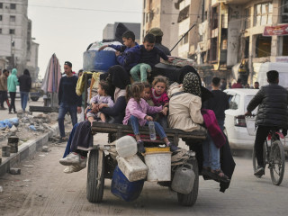  Izraeli felszólításra távoznak otthonaikból palesztinok, és tartanak a Gázai övezet keleti részéből nyugat felé 2025. április 11-én. 
