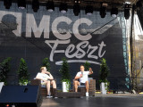 Szijjártó Péter külgazdasági és külügyminiszter (j) és Szalai Zoltán, az Mathias Corvinus Collegium (MCC) főigazgatója, a Mandiner című hetilap lapigazgató-főszerkesztője a Szemmagasságban - a magyar külpolitika kihívásai címmel rendezett panelbeszélgetésen a MOL Nagyszínpadon, a Mathias Corvinus Collegium (MCC) által szervezett MCC Feszten, Esztergomban 2024. augusztus 3-án. 