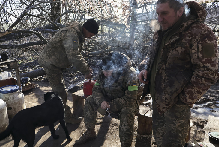 Kaptak egy kis pihenőt az ukránok Elon Musktól. De meddig tarthat? Az ukrán 65. önálló gépesített dandárjának frontvonalról visszatért katonái a délkelet-ukrajnai Zaporizzsjai területen az Ukrajna elleni orosz háború alatt, 2026. február 10-én