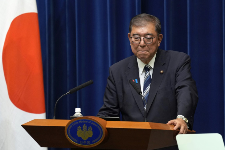  Isiba Sigeru japán miniszterelnök sajtóértekezletet tart a tokiói kormányfői hivatalban 2025. szeptember 7-én. Isiba bejelentette lemondását a kormányfői posztról. A 68 éves politikust 2024. október 1-jén iktatták be hivatalába. 