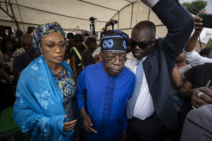 Bola Tinubu, a nigériai Progresszív Kongresszus elnökjelöltje (k) és felesége, Oluremi Tinubu (b) távozik, miután leadta voksát egy lagosi szavazóhelyiségben a parlamenti és elnökválasztás napján, 2023. február 25-én. Fotó: MTI/AP/Ben Curtis 