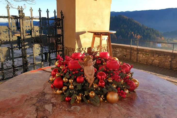 Adventi díszítés a vár egyik beugrójában, amely esküvői szertartásoknak is helyet ad