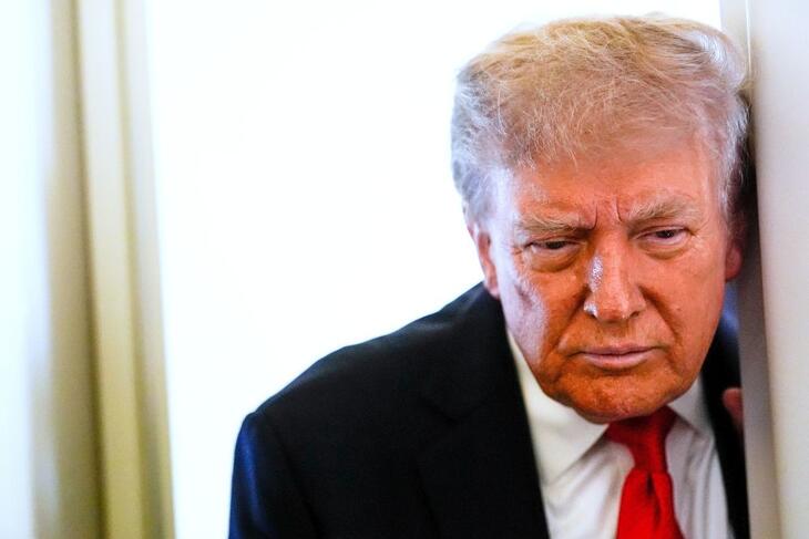 Az amerikai-orosz csúcstalálkozó helyszínére tartó Donald Trump nyilatkozik a sajtó munkatársainak az Air Force One fedélzetén 