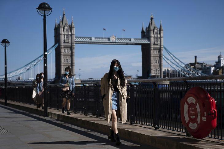 Járókelők a Tower Bridge-nél Londonban 2020. május ötödikén. EPA/WILL OLIVER 