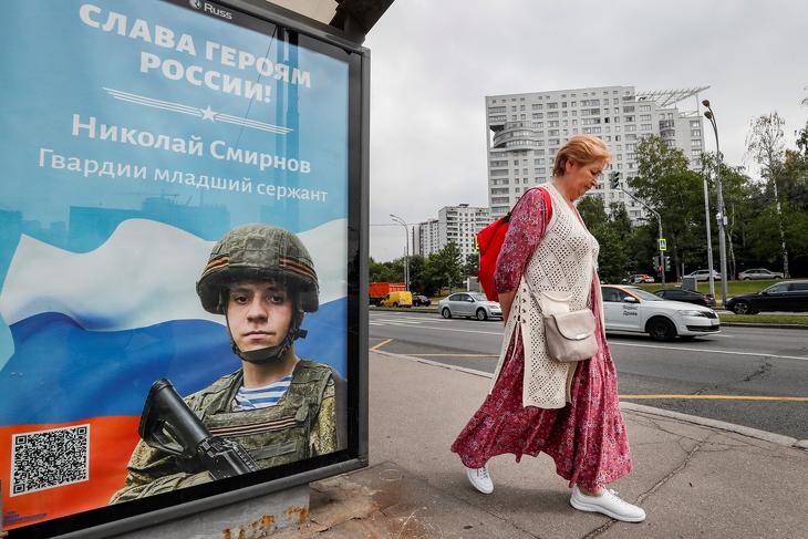 Dicsőség Oroszország Hőseinek – hirdeti egy plakát egy moszkvai buszmegállóban 2022. augusztus 8-án. Fotó:  EPA/YURI KOCHETKOV