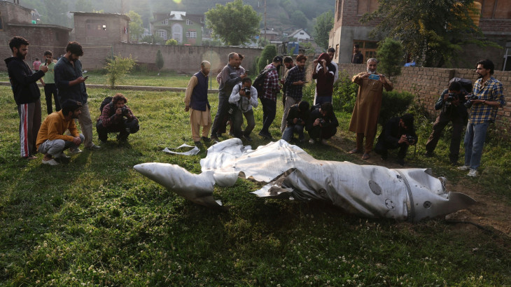 Légi eszköz roncsdarabját nézik helybeliek a Szrinagar mellett fekvő Pampore településen 2025. május 7-én, miután hajnalban India megelőző csapásokat mért „terroristák infrastruktúrájára” a pakisztáni Pandzsábban és Kasmír pakisztáni fennhatóságú részén. 