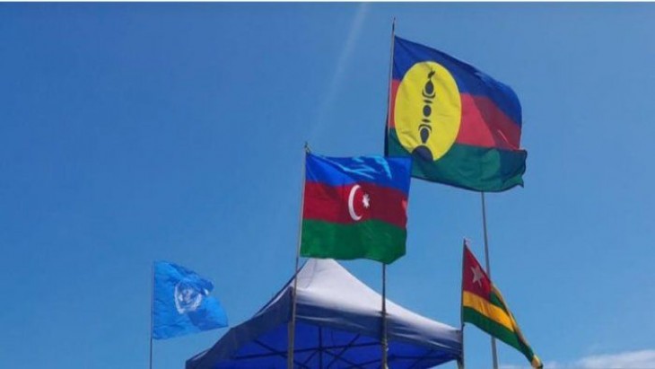 Az azeri zászló az új-kaledóniai mellé került