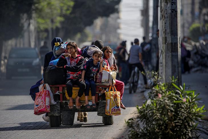Gyerekek menekülnek Gázavárosból az izraeli bombázások elől 2023. november 8-án. Fotó: EPA/MOHAMMED SABER 