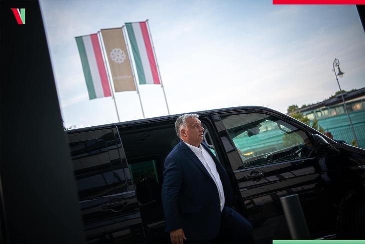 Így érkezett az esztergomi kihelyezett frakcióülésre a miniszterelnök. Fotó: Orbán Viktor Facebook-oldala
