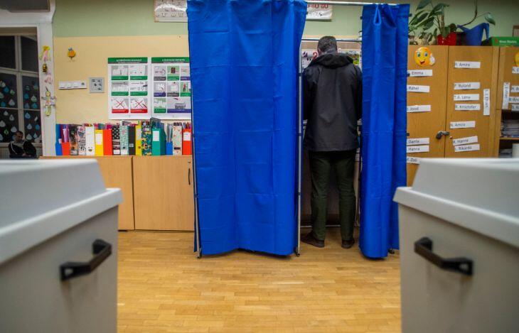 Egy férfi szavaz az Erzsébetvárosi Kéttannyelvű Általános Iskola, Szakgimnázium és Szakközépiskolában kialakított szavazókörben az országgyűlési választáson és gyermekvédelmi népszavazáson 2022. április 3-án.