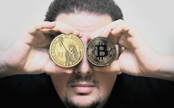 Bitcoin és dollár (Pixabay.com)