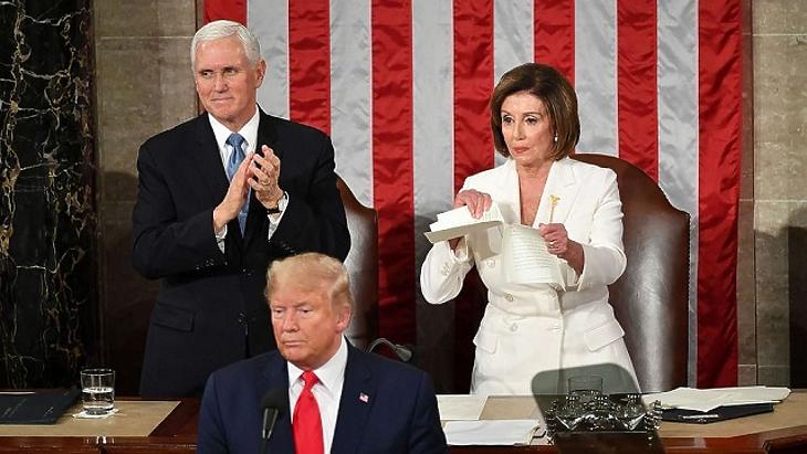 Trump nem fogott kezet Peloshival, aki erre széttépte az elnöki beszédet