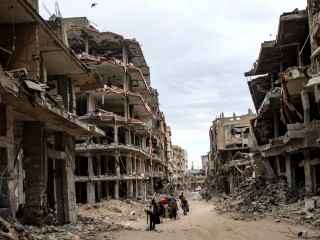Palesztinok a lerombolt Khan Júnisz romjai között, 2024. április 8.