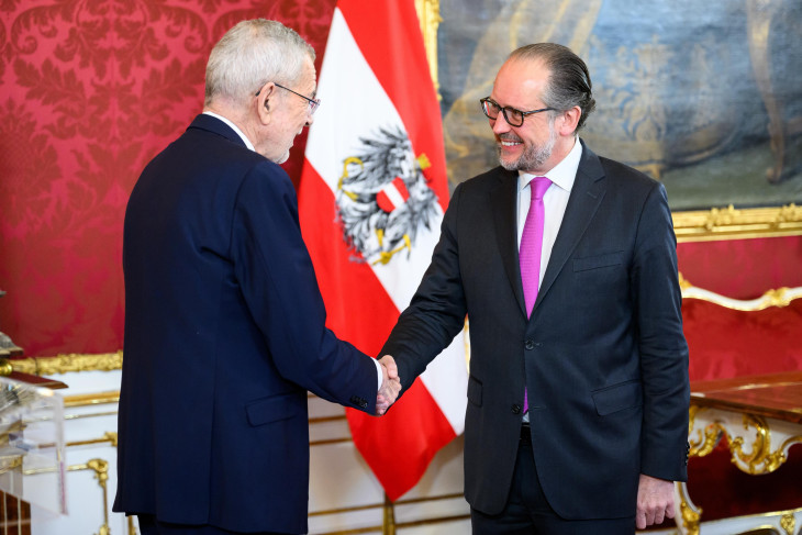 Alexander van der Bellen osztrák államfő (b) fogadja az ügyvivő kancellárnak jelölt Alexander Schallenberg korábbi külügyminisztert Schallenberg beiktatása alkalmából a bécsi államfői rezidencián, a Hofburg-palotában 2025. január 10-én.