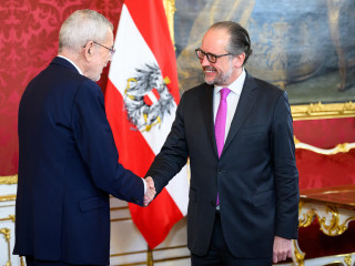 Alexander van der Bellen osztrák államfő (b) fogadja az ügyvivő kancellárnak jelölt Alexander Schallenberg korábbi külügyminisztert Schallenberg beiktatása alkalmából a bécsi államfői rezidencián, a Hofburg-palotában 2025. január 10-én.