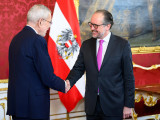 Alexander van der Bellen osztrák államfő (b) fogadja az ügyvivő kancellárnak jelölt Alexander Schallenberg korábbi külügyminisztert Schallenberg beiktatása alkalmából a bécsi államfői rezidencián, a Hofburg-palotában 2025. január 10-én.