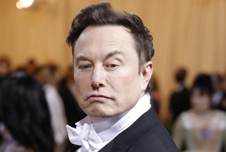 Nem volt túl jó hete Elon Musknak. 12,6 milliárdot veszített csütörtökön. Fotó: MTI/EPA/Justin Lane