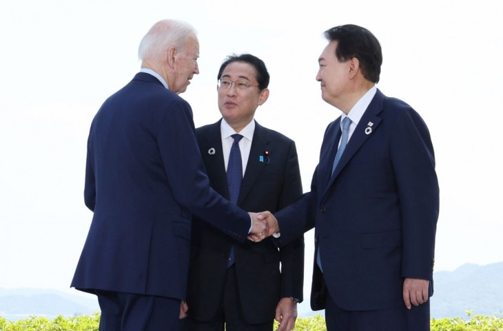 A képen Joe Biden amerikai elnök, Kisida Fumio japán miniszterelnök, és Jun Szogjol dél-koreai elnök üdvözli egymást 2023 májusában. Fotó: EPA/YONHAP