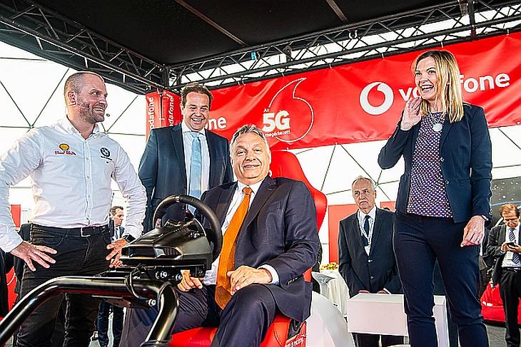 A nap képe: Orbán a kezébe vette a kormányt