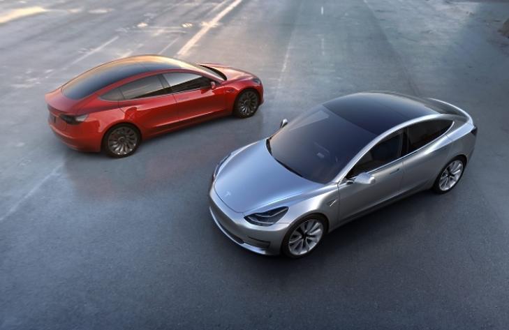 Egy összeomlás sem állíthatja meg a Tesla-vezért?