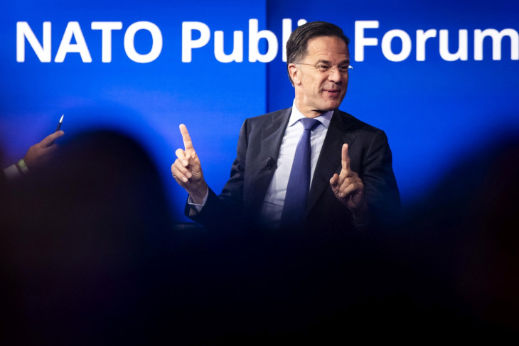 Mark Rutte NATO-főtitkár nyilvános fórumot tart a NATO kétnapos csúcsértekezletének kezdetén a hágai World Forum konferenciaközpontban 2025. június 24-én. 