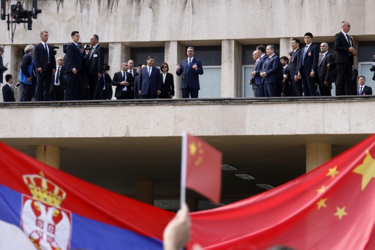 Aleksandar Vucic szerb államfő köszöntőbeszédet mond Hszi Csin-ping kínai elnök fogadási ünnepségén a belgrádi kormánypalota erkélyén 2024. május 8-án 