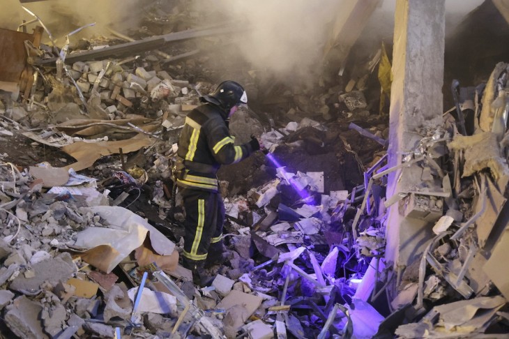 Romok között egy tűzoltó, miután feltehetőleg ukrán tüzérségi támadás ért egy bevásárlóközpontot az Oroszország által Ukrajnától elcsatolt kelet-ukrajnai Donyeckben 2023. január 16-án. Fotó: MTI/AP/Alekszej Alekszandrov