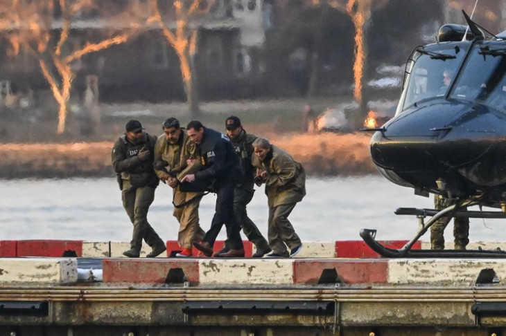 Nicolás Maduro venezuelai elnököt és feleségét, Cilia Florest kísérik rendőrök a manhattani szövetségi bíróságra, miután helikopterrel megérkeztek a Wall Street-i helikopterleszállóra New Yorkban