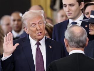 Donald Trump megválasztott amerikai elnök (b) leteszi hivatali esküjét a beiktatási ünnepségén a washingtoni kongresszus kupolatermében 2025. január 20-án. A rendkívüli hideg miatt szabadtér helyett a Capitolium kupolacsarnokában rendezik meg a beiktatási ceremóniát. 