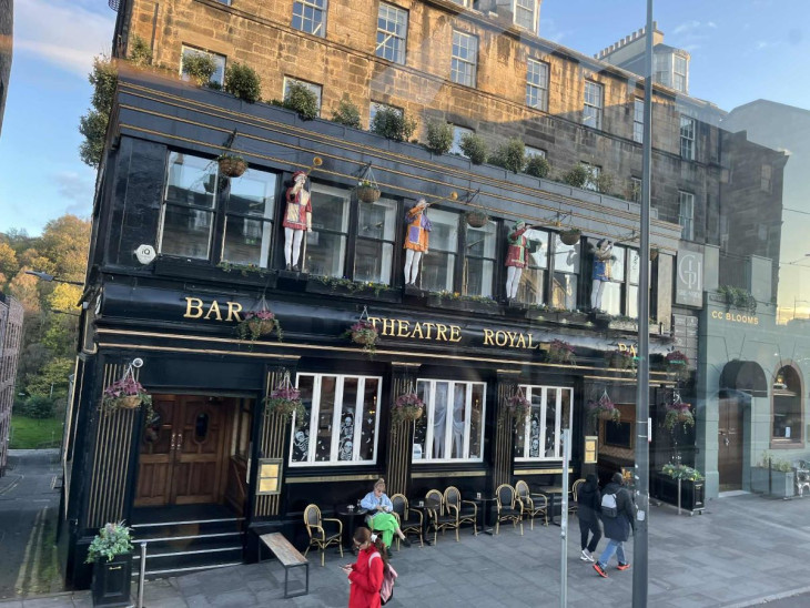Alig lehet választani a patinás pubok közül, mi a Theatre Royalt is kipróbáltuk