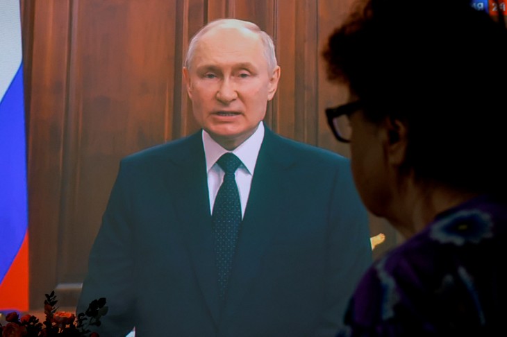 Vlagyimir Putyin televíziós beszéde 2023. június 24-én. Ebben jelentette be Jevgenyij Prigozsin megbüntetését. Végül azonban megegyezett vele. Fotó: EPA/SERGEI ILNITSKY