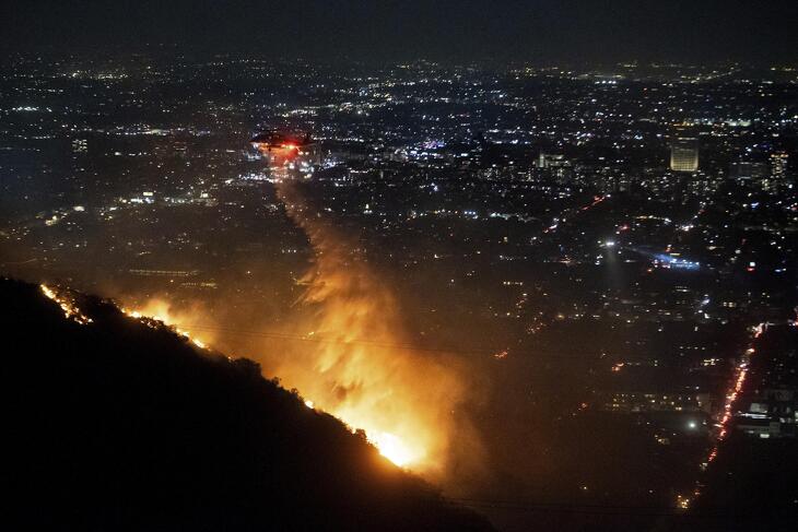 Erdőtűzre dobnak le vizet helikopterrel Los Angeles Hollywood Hills városrészére 2025. január 8-án 