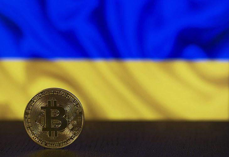 Bitcoin és ukrán zászló (Pixabay.com)