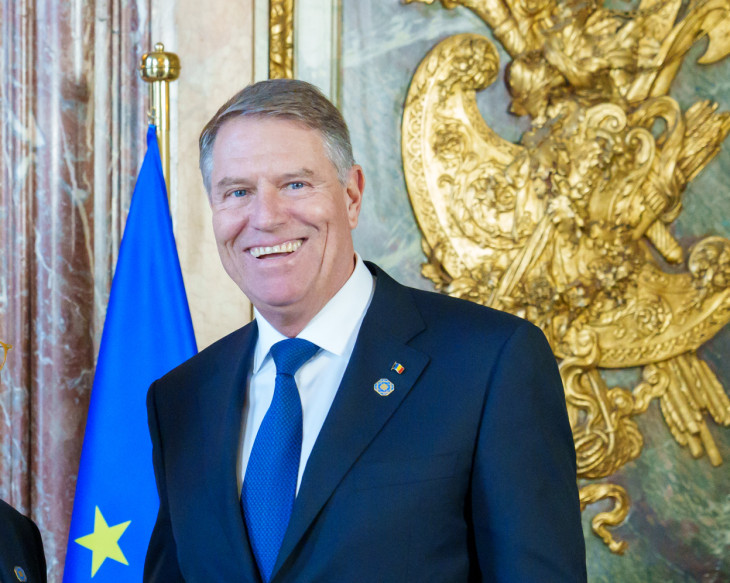 A román elnök Klaus Iohannis nem ekkora mosollyal, de lemondott pozíciójáról