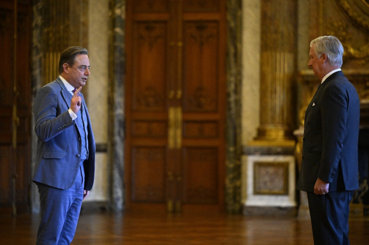 Bart De Wever új belga miniszterelnök felesküszik
