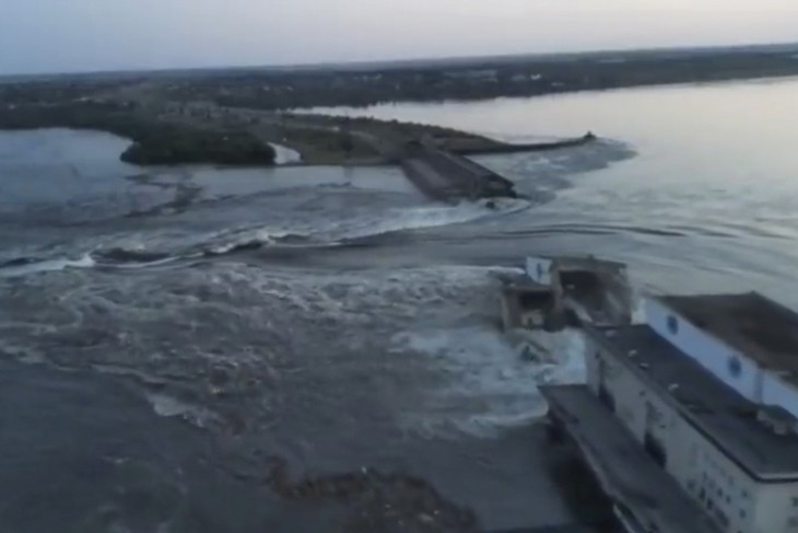 Az ukrán elnöki sajtószolgálat által közreadott, videófelvételről készített kép a dél-ukrajnai Herszon megyében lévő, jelenleg orosz ellenőrzés alatt álló Nova Kahovka víztározójának súlyosan megrongálódott gátjáról a Dnyeper folyón 2023. június 6-án. Fotó: MTI/AP/Ukrán elnöki sajtószolgálat 