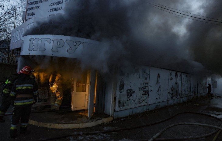 Játékbolt tüzét oltják tűzoltók, miután ukrán rakétatámadás érte az Oroszországhoz csatolt kelet-ukrajnai Donyeck belvárosát. Fotó: MTI/EPA/Szergej Ilnyickij