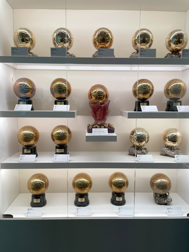  Aranylabdákból is jól áll a Madrid - középen a Super Ballon d'Or, amelyet csak egyszer osztottak ki: Alfredo Di Stéfano kapta 1989-ben, mint az elmúlt 3 évtized legjobb játékosa