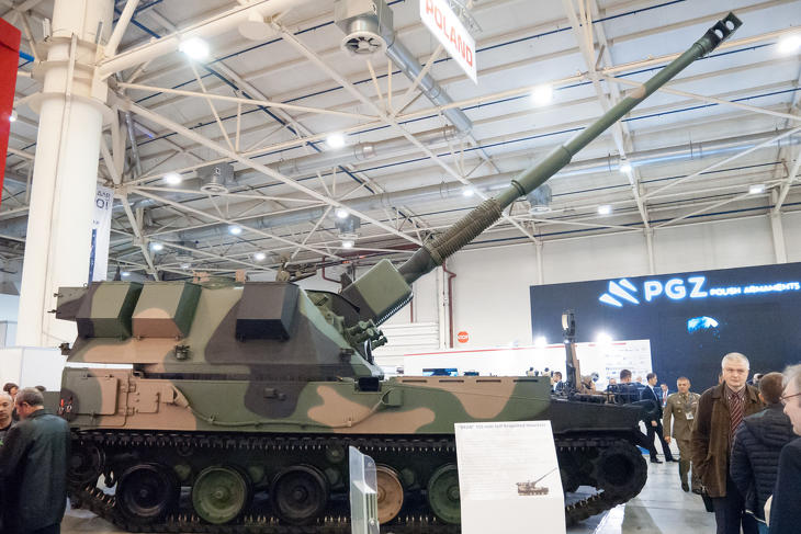 Szépen keres Lengyelország az Ukrajnába küldött lövegeken