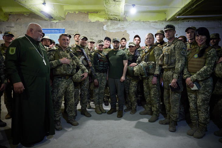 Volodimir Zelenszkij ukrán elnök ukrán katonákkal fényképezkedik Mikolajivban 2022. június 18-án. Fotó: MTI/EPA/Ukrán elnöki sajtószolgálat