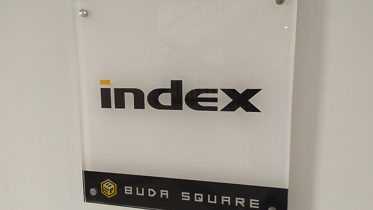 Az Index.hu szerkesztőségének bejárati táblája. (Fotó: Media1)